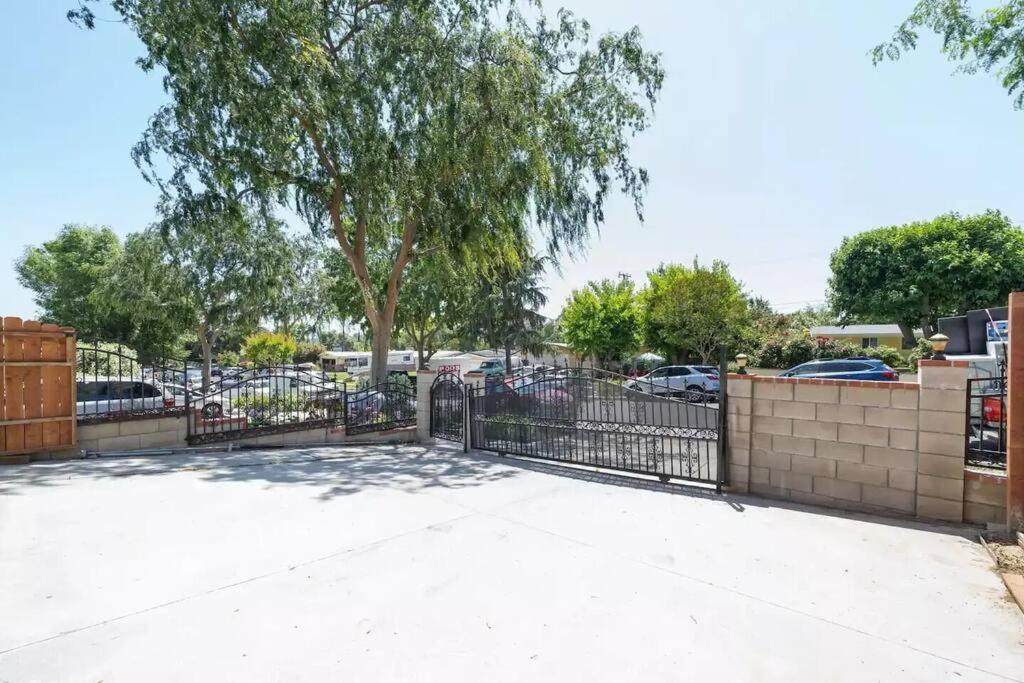 Cozy 2 Bdrm Home In The Heart Of Scv Near Six Flags Santa Clarita Exterior photo