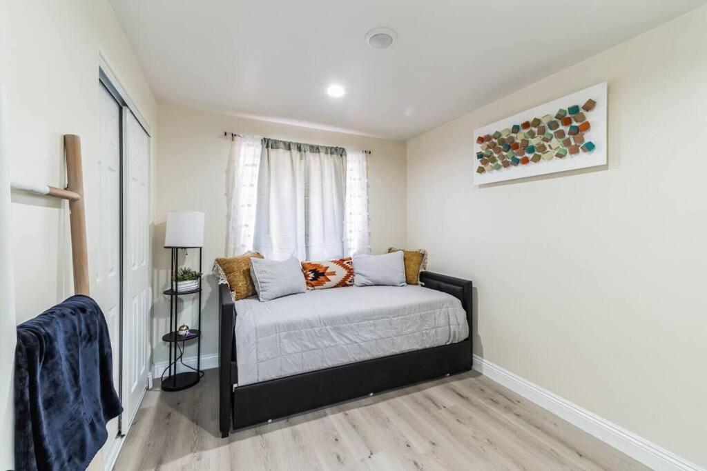 Cozy 2 Bdrm Home In The Heart Of Scv Near Six Flags Santa Clarita Exterior photo
