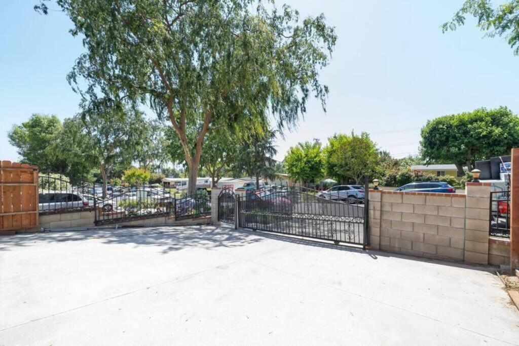 Cozy 2 Bdrm Home In The Heart Of Scv Near Six Flags Santa Clarita Exterior photo