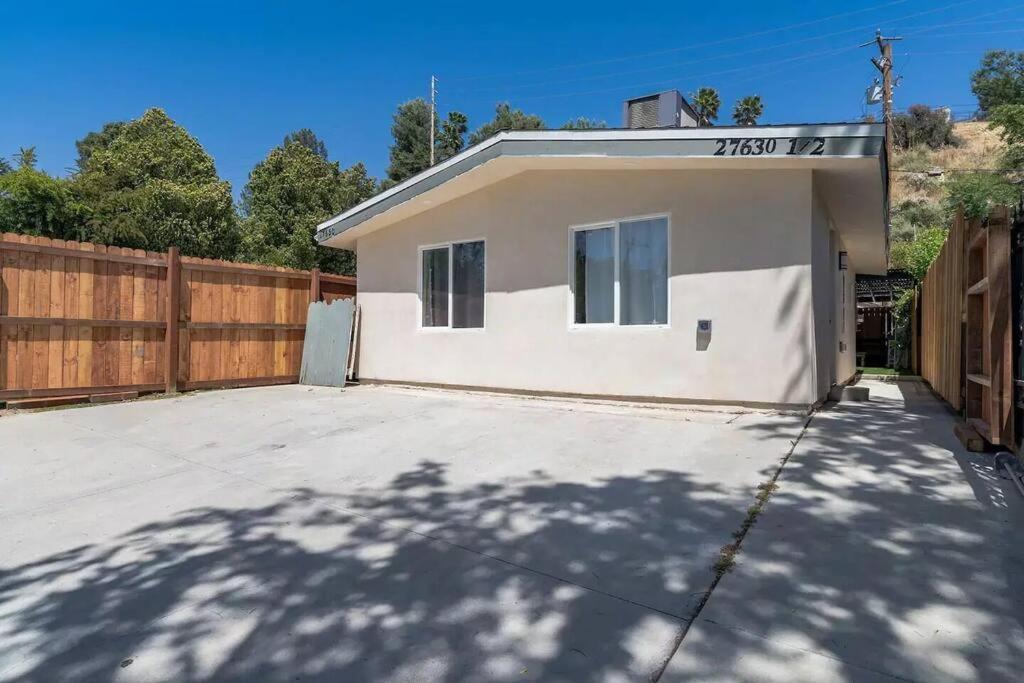 Cozy 2 Bdrm Home In The Heart Of Scv Near Six Flags Santa Clarita Exterior photo