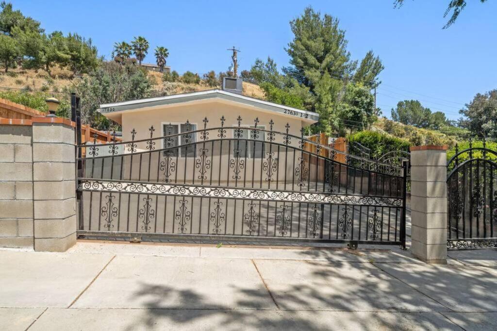 Cozy 2 Bdrm Home In The Heart Of Scv Near Six Flags Santa Clarita Exterior photo